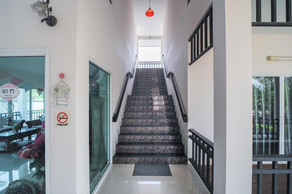 Super Oyo 662 Malee Bunga Hotel Csonburi Kültér fotó